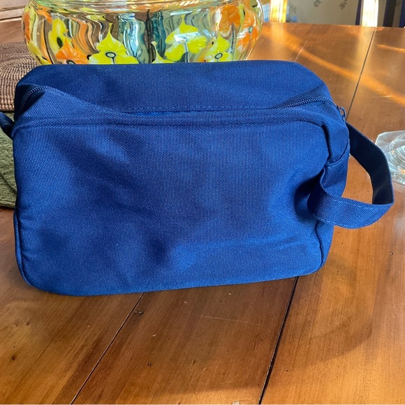Beautiful New not in Packaging Royal Caribbean Toiletry Bag in Royal Blue - Picture 3 of 5